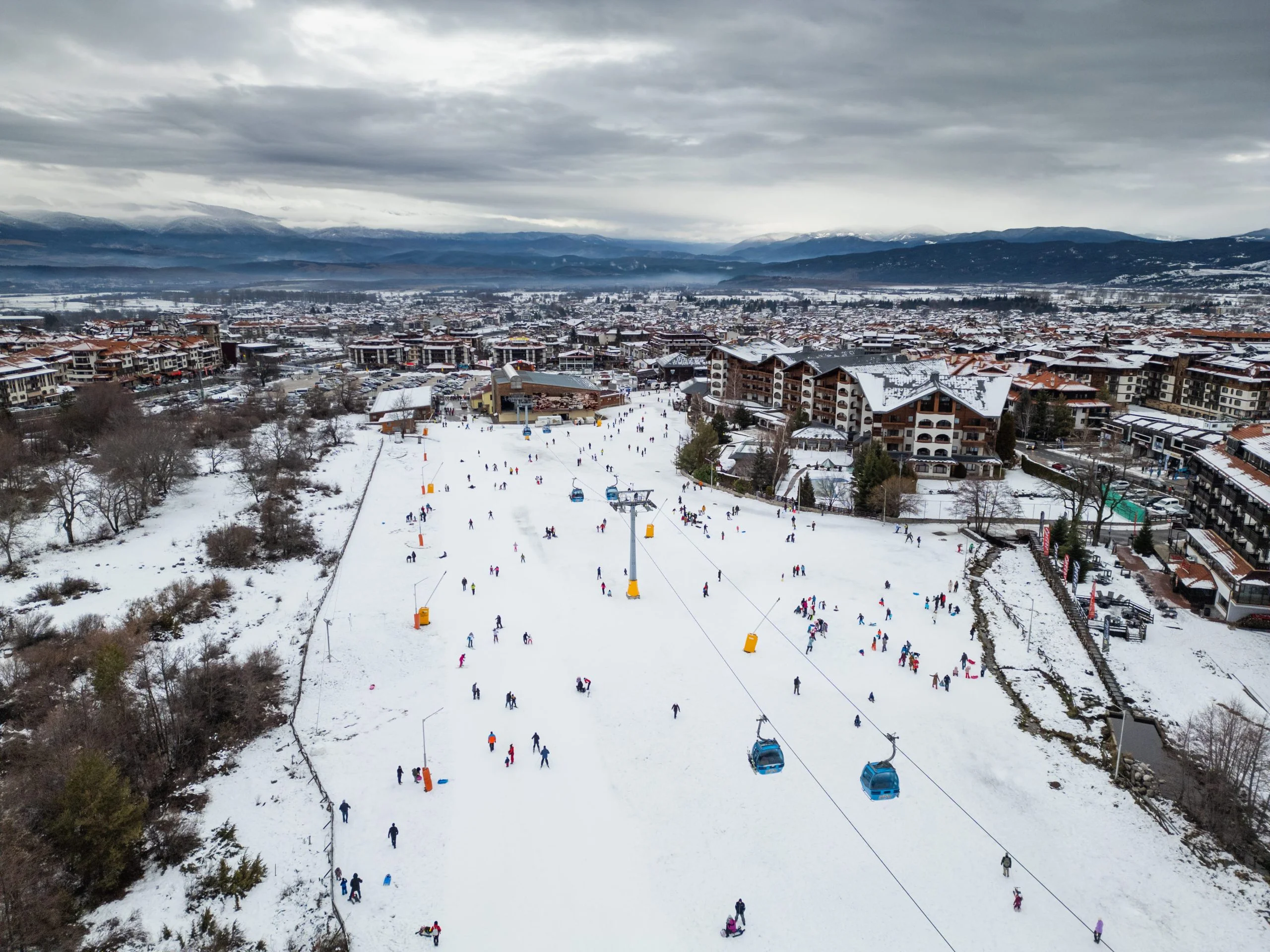 Breite Skipiste mit Blick auf Bansko und das Tal
